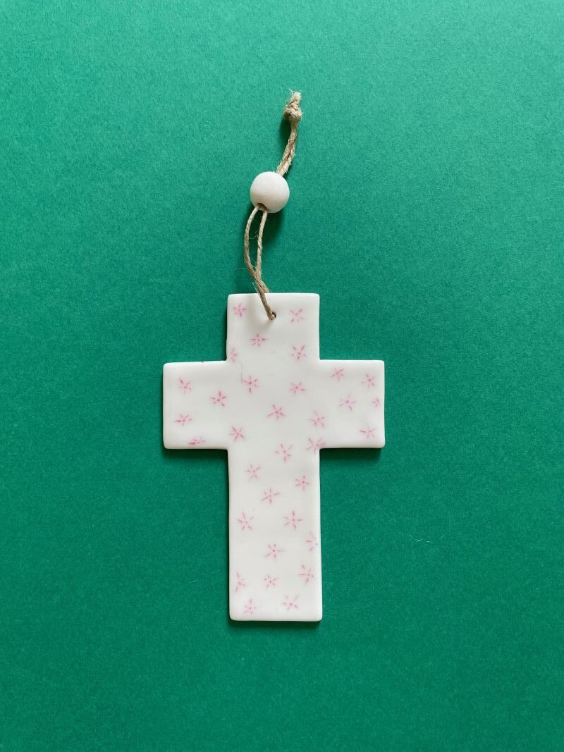 Croix latine en porcelaine émaillée avec dessin de fleurs roses