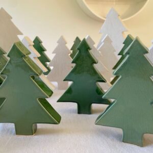 Sapin en faïence vert ou grès chamotté blanc pour une belle décoration de Noel