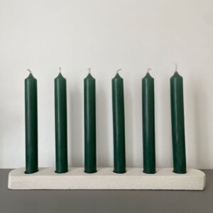 Bougeoir en grès chamotté sur étagère