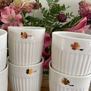 Tasses en porcelaine blanche avec un trèfle en Or