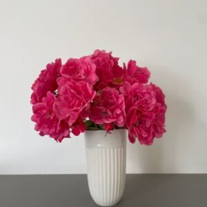 Vase en porcelaine blanche posé sur étagère