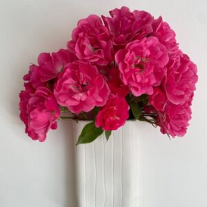 Vase mural en porcelaine blanche accroché au mur