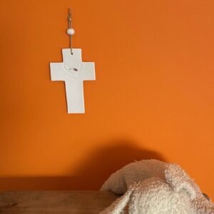 Croix latine en porcelaine non émaillée avec colombe et son épi en or