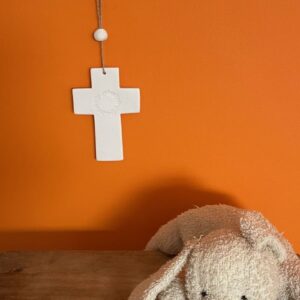 Croix en porcelaine non émaillée avec couronne incrustée