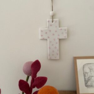 Croix latine en porcelaine émaillée avec fleurs roses
