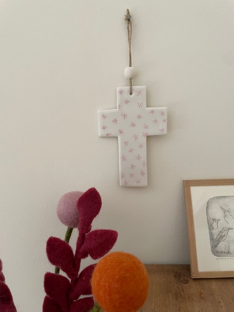 Croix latine en porcelaine émaillée avec fleurs roses