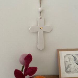 Croix tréflée en porcelaine non émaillée avec coeur peint à l'or