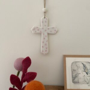 Croix tréflée en porcelaine émaillée avec petites fleurs roses
