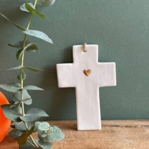Croix latine au coeur en or