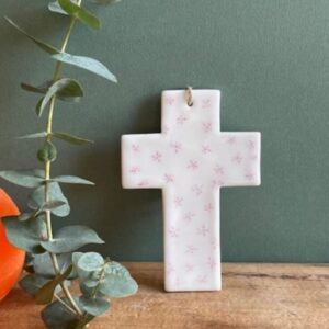 Croix latine aux fleurs roses