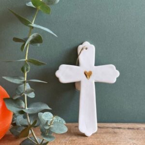 Croix tréflée au coeur en or